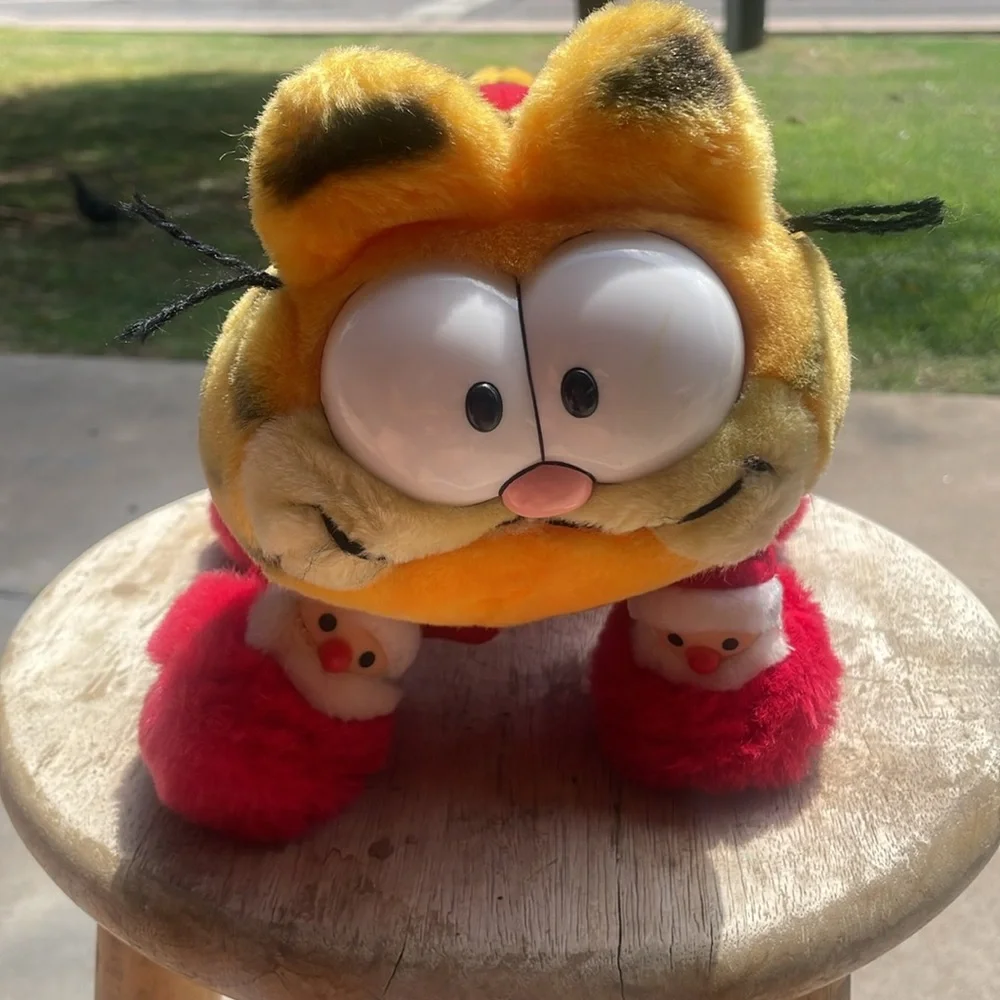 Garfield Christmas 1981 vintage plush toy with Santa slippers